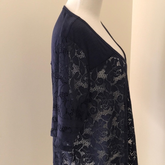 TORRID Size 2 navy lace Short Sleeve V-Neck top - Picture 3 of 9